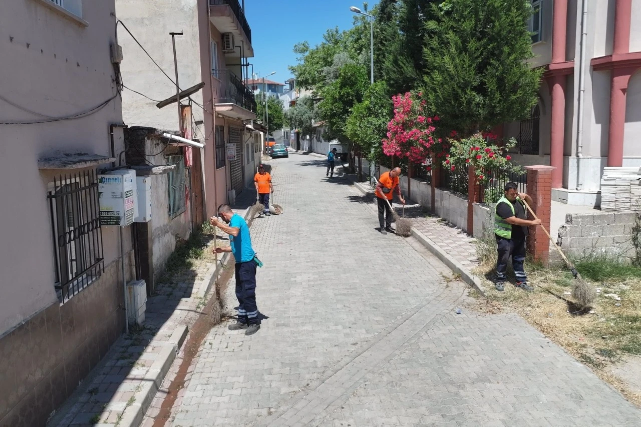 BAŞKAN ANIL YETİŞKİN ÖNCÜLÜĞÜNDE EFELER’DE TEMİZLİK ÇALIŞMALARI SÜRÜYOR