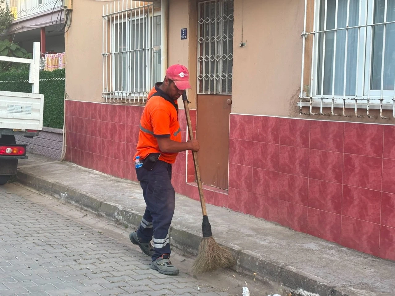 EFELER’DE TEMİZLİK SEFERBERLİĞİ GECE GÜNDÜZ SÜRÜYOR