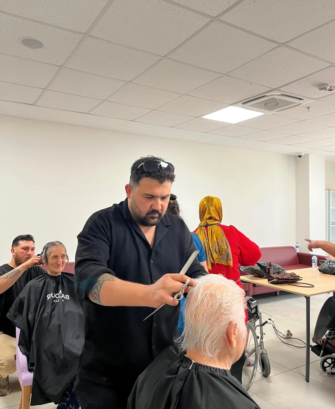 AYDIN HUZUREVİ'NDE ANLAMLI ZİYARET: BERBERLER ODASI'NDAN ÇINARLARA GÖNÜL DOKUNUŞU