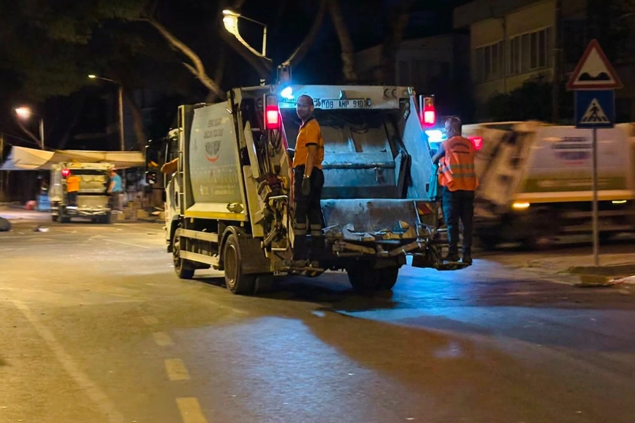EFELER’DE TEMİZLİK ÇALIŞMALARI ARALIKSIZ SÜRÜYOR SEMT PAZARLARI DA PIRIL PIRIL OLUYOR