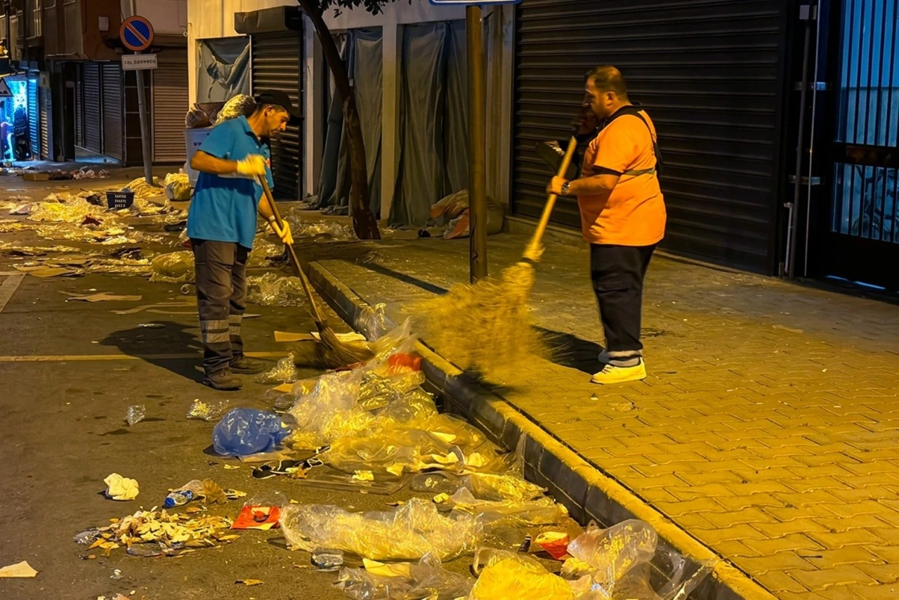 EFELER’DE TEMİZLİK ÇALIŞMALARI ARALIKSIZ SÜRÜYOR SEMT PAZARLARI DA PIRIL PIRIL OLUYOR