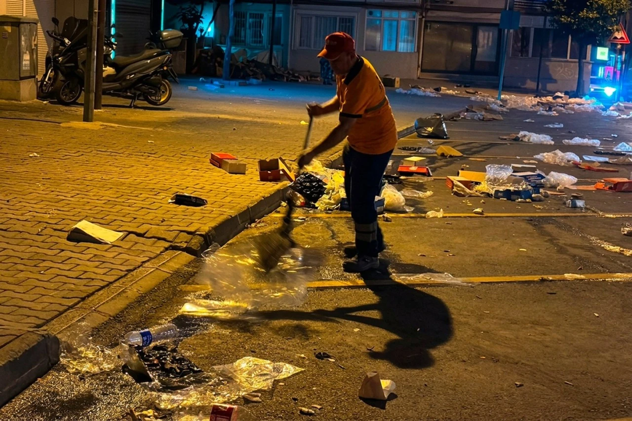 EFELER’DE TEMİZLİK ÇALIŞMALARI ARALIKSIZ SÜRÜYOR SEMT PAZARLARI DA PIRIL PIRIL OLUYOR