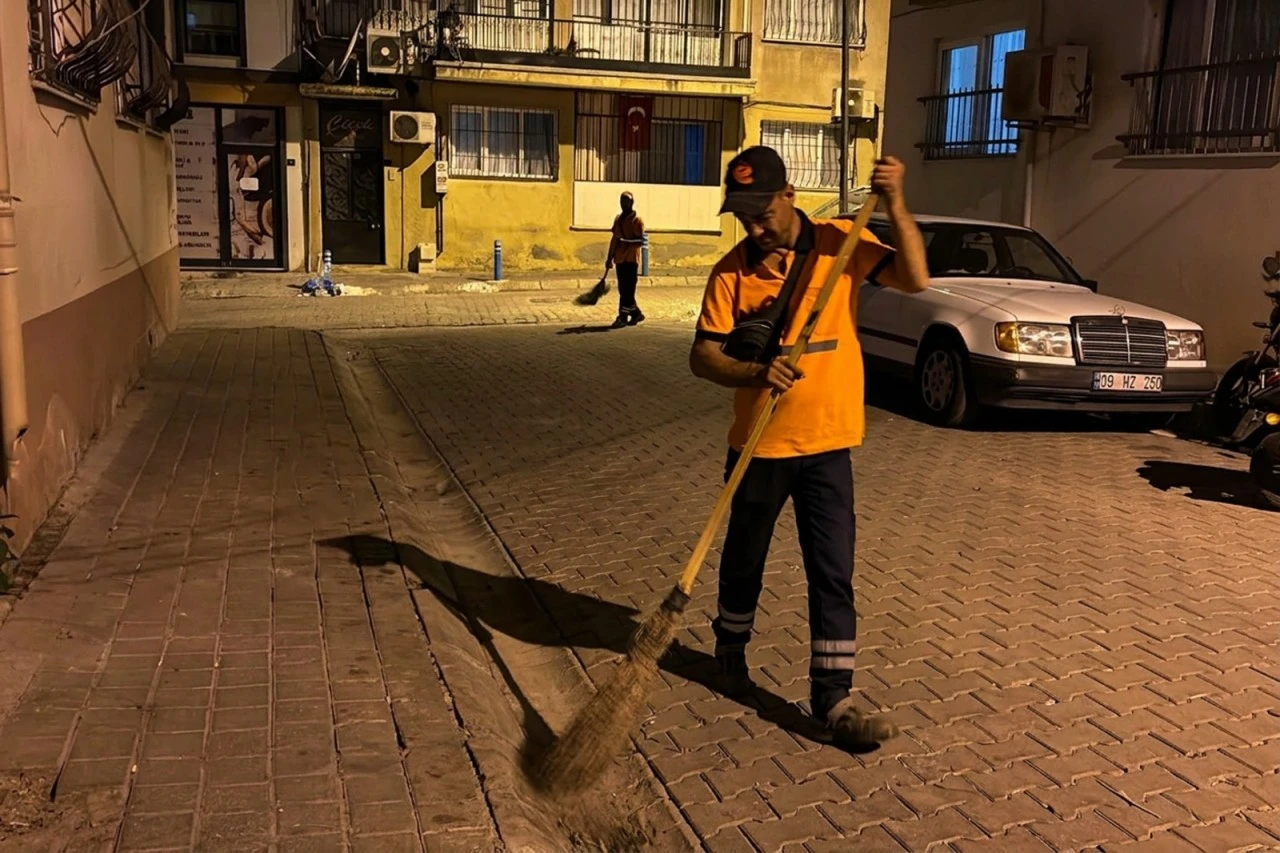 EFELER’DE TEMİZLİK ÇALIŞMALARI ARALIKSIZ SÜRÜYOR SEMT PAZARLARI DA PIRIL PIRIL OLUYOR