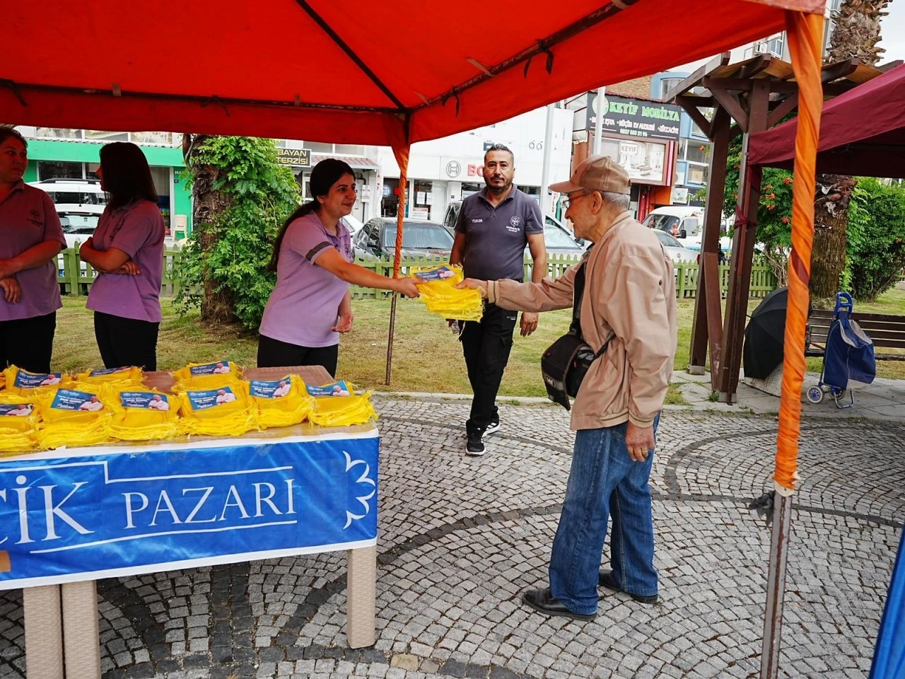 BAŞKAN ZENCİRCİ İNCİR ÜRETİCİLERİNE İĞLEK TORBASI DAĞITTI