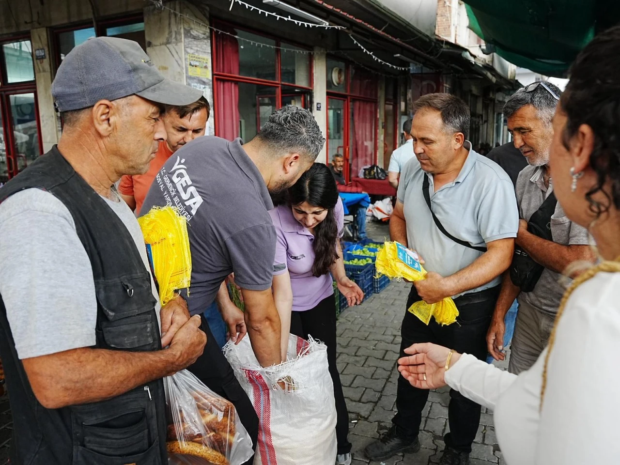 BAŞKAN ZENCİRCİ İNCİR ÜRETİCİLERİNE İĞLEK TORBASI DAĞITTI