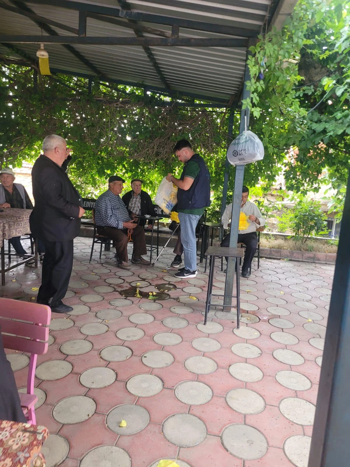 BAŞKAN ZENCİRCİ İNCİR ÜRETİCİLERİNE İĞLEK TORBASI DAĞITTI