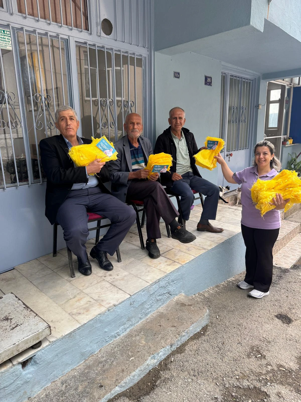 BAŞKAN ZENCİRCİ İNCİR ÜRETİCİLERİNE İĞLEK TORBASI DAĞITTI