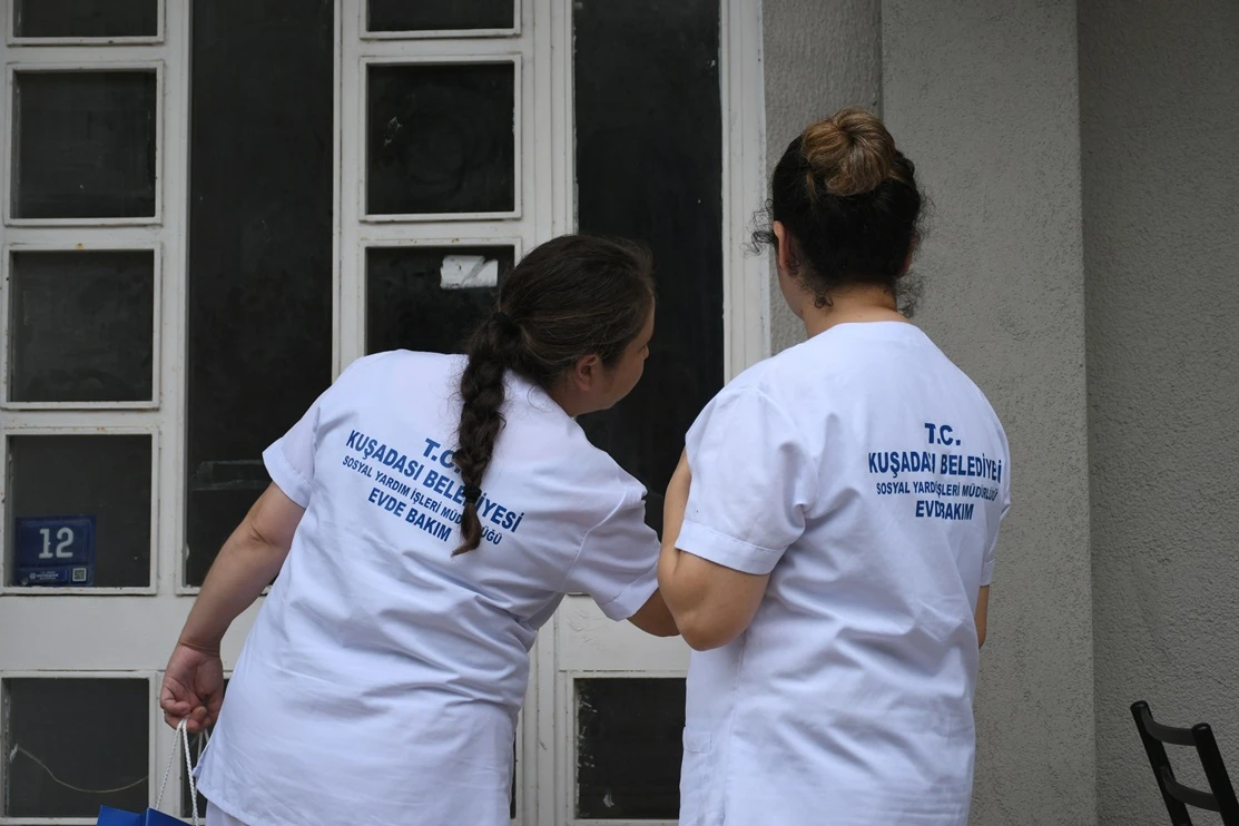 KUŞADASI BELEDİYESİ EVDE BAKIM BİRİMİNDEN BABALAR GÜNÜ ZİYARETİ