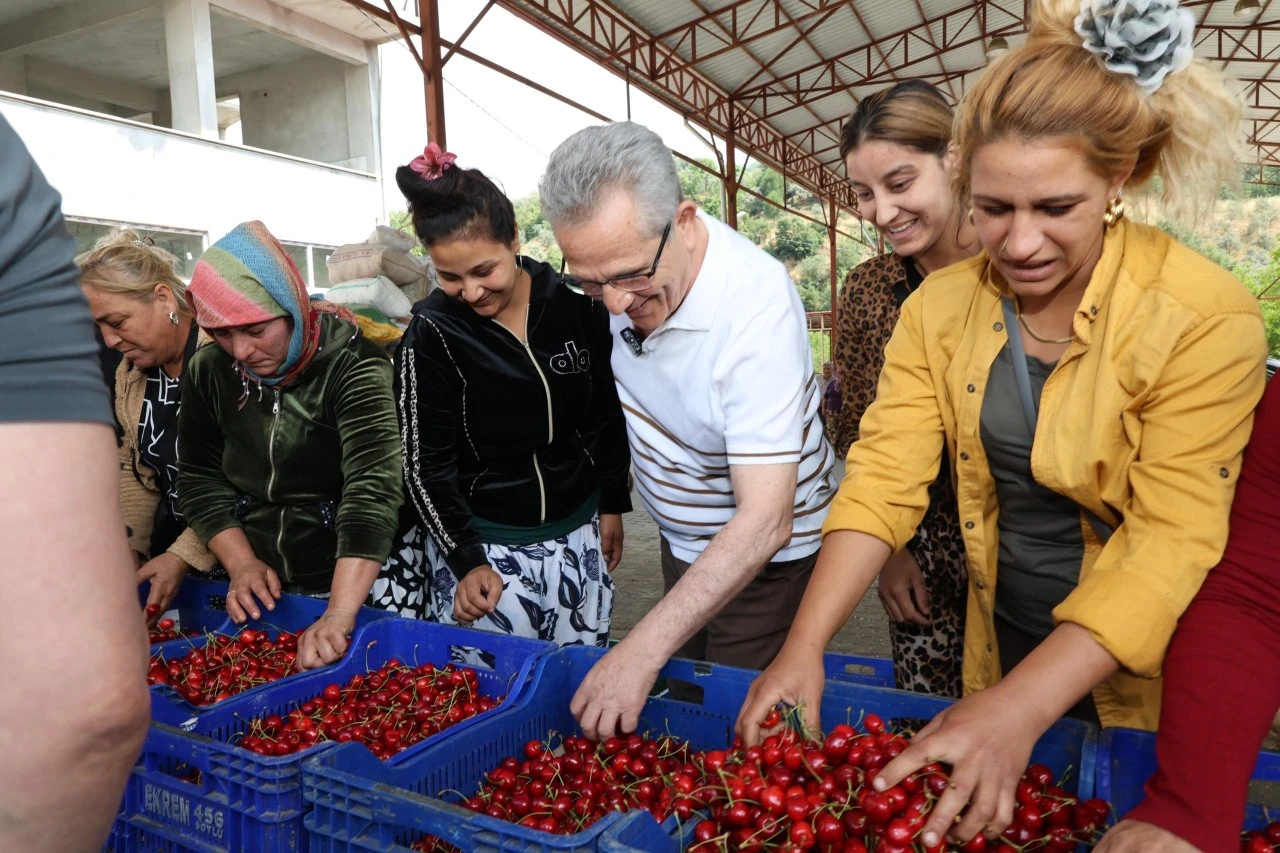 BAŞKAN TETİK AŞAĞI YAKACIK’TA ÜRETİCİLER VE VATANDAŞLARLA BULUŞTU