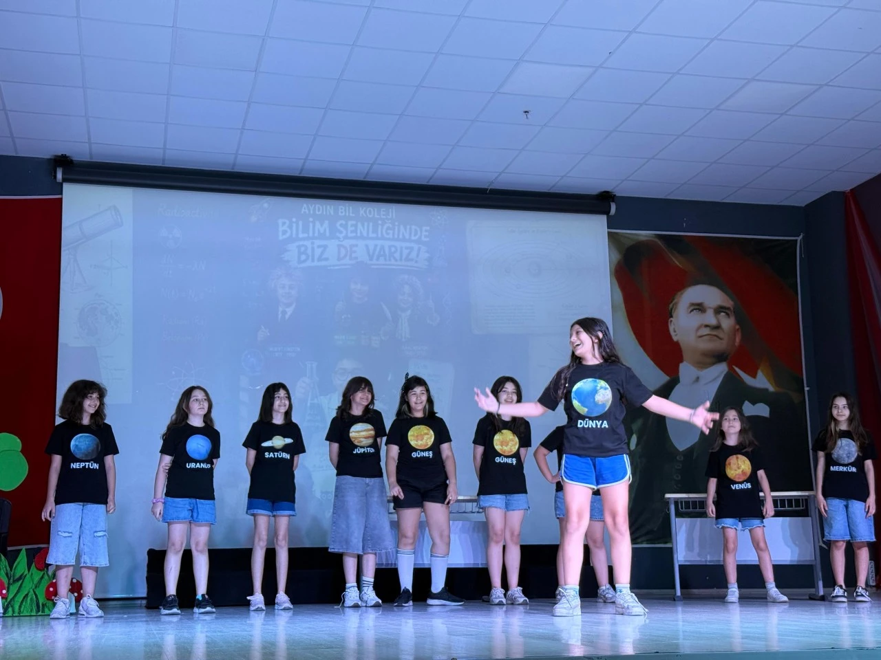 AYDIN BİL KOLEJİ'NDE GERİ DÖNÜŞÜM DEFİLESİ VE BİLİM ŞENLİĞİ BÜYÜK İLGİ GÖRDÜ