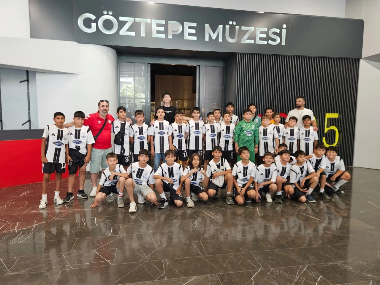 BAŞKAN ZENCİRCİ’DEN GERMENCİKLİ GENÇ FUTBOLCULARA ANLAMLI JEST