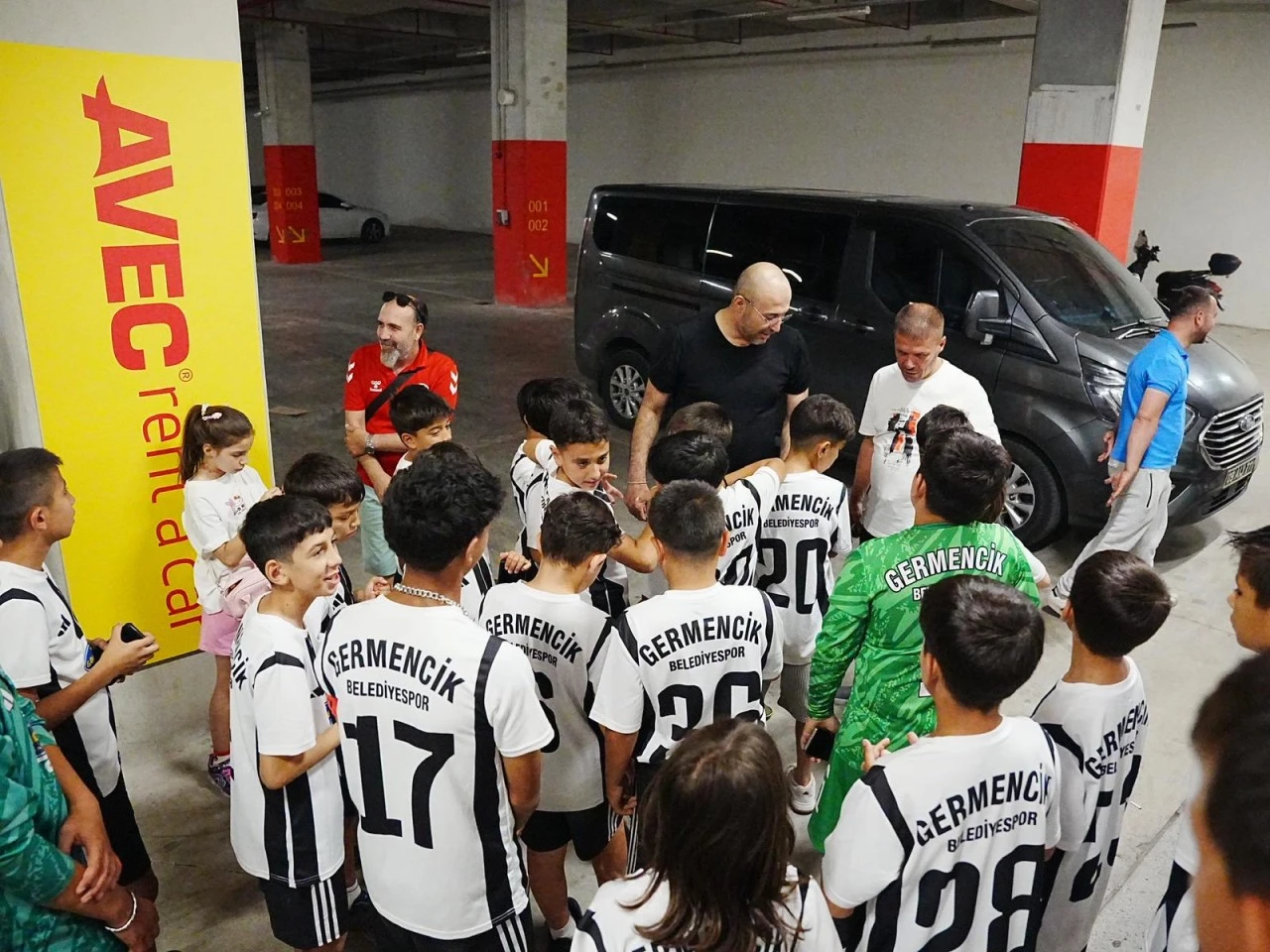 BAŞKAN ZENCİRCİ’DEN GERMENCİKLİ GENÇ FUTBOLCULARA ANLAMLI JEST