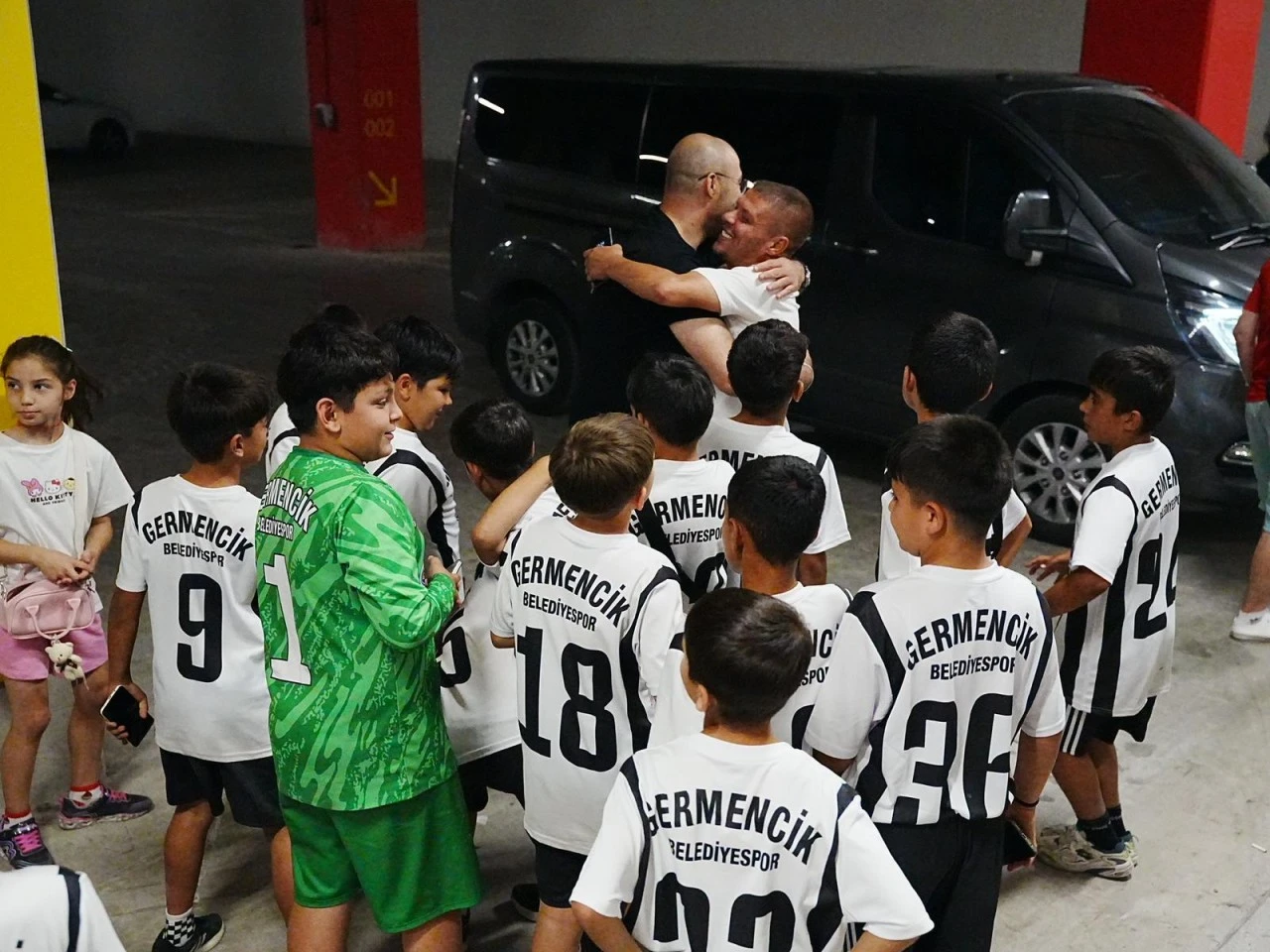 BAŞKAN ZENCİRCİ’DEN GERMENCİKLİ GENÇ FUTBOLCULARA ANLAMLI JEST