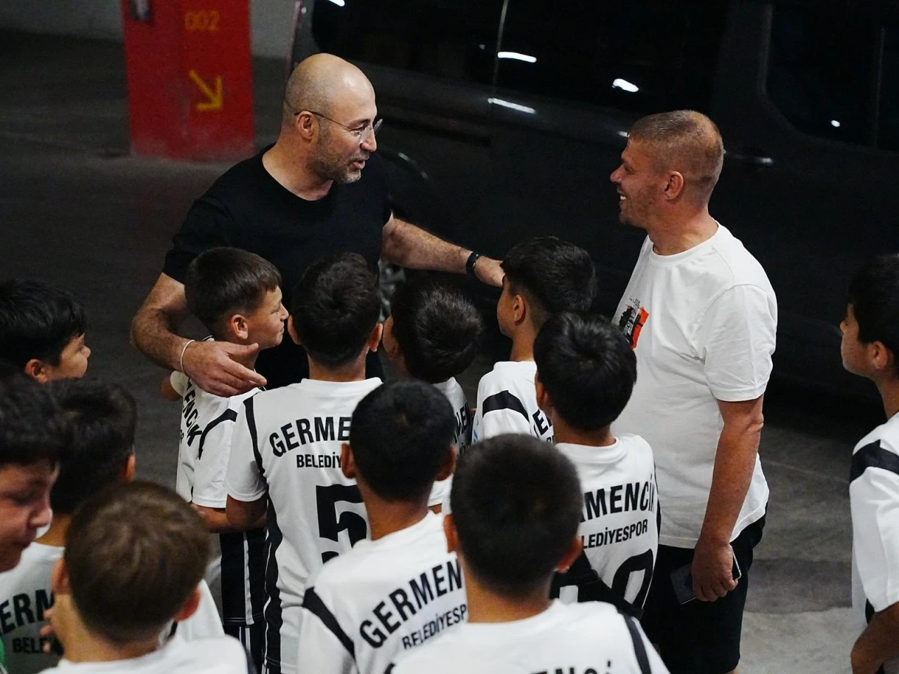BAŞKAN ZENCİRCİ’DEN GERMENCİKLİ GENÇ FUTBOLCULARA ANLAMLI JEST