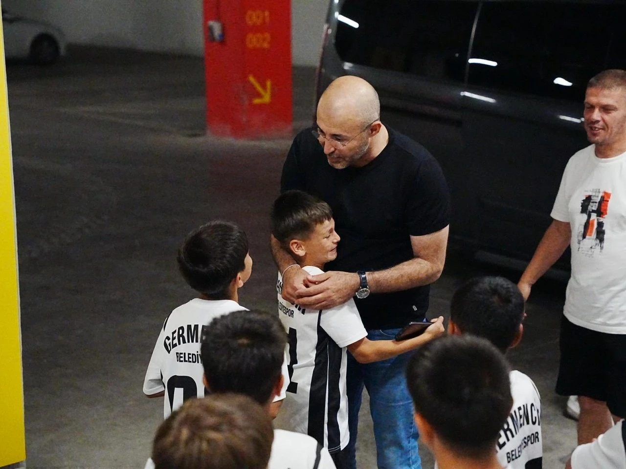 BAŞKAN ZENCİRCİ’DEN GERMENCİKLİ GENÇ FUTBOLCULARA ANLAMLI JEST