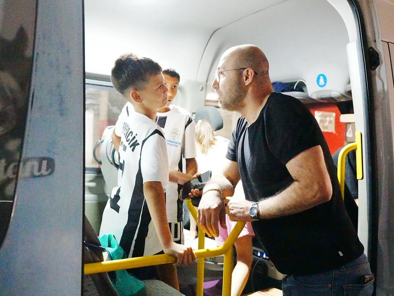 BAŞKAN ZENCİRCİ’DEN GERMENCİKLİ GENÇ FUTBOLCULARA ANLAMLI JEST