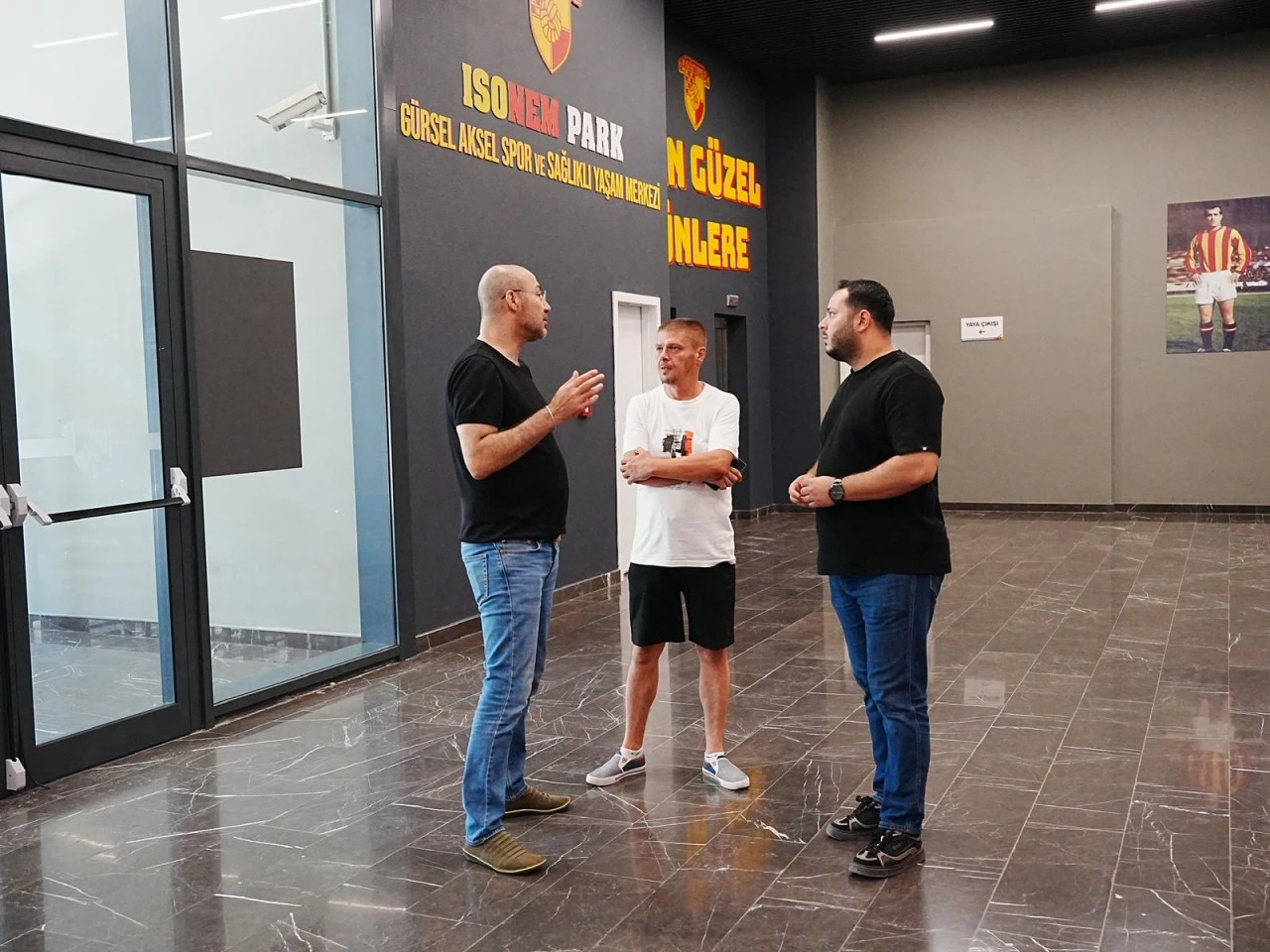 BAŞKAN ZENCİRCİ’DEN GERMENCİKLİ GENÇ FUTBOLCULARA ANLAMLI JEST
