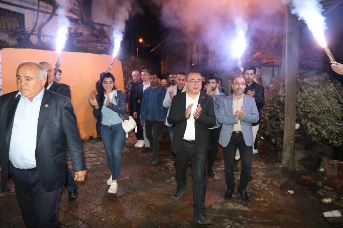 KARAKOZ'A NAZİLLİ'DE COŞKULU KARŞILAMA: MEŞALELER YAKILDI, SLOGANLAR ATILDI