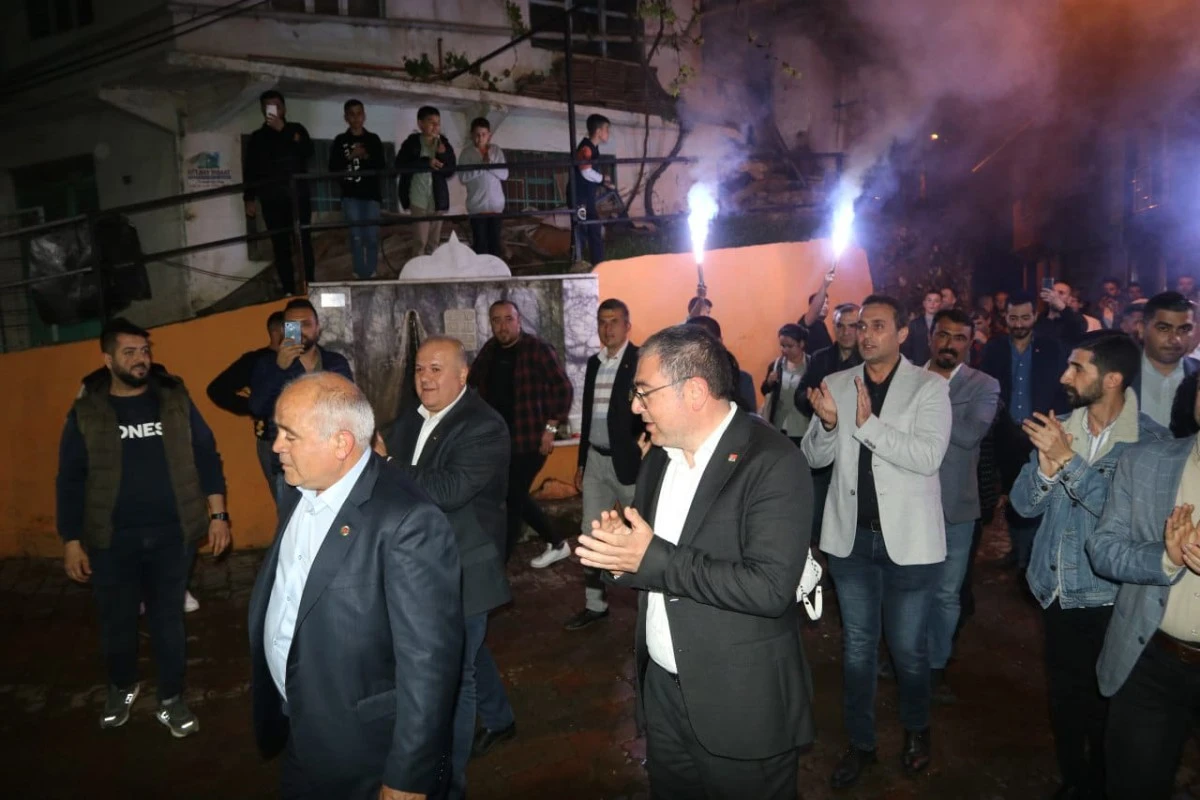 KARAKOZ'A NAZİLLİ'DE COŞKULU KARŞILAMA: MEŞALELER YAKILDI, SLOGANLAR ATILDI