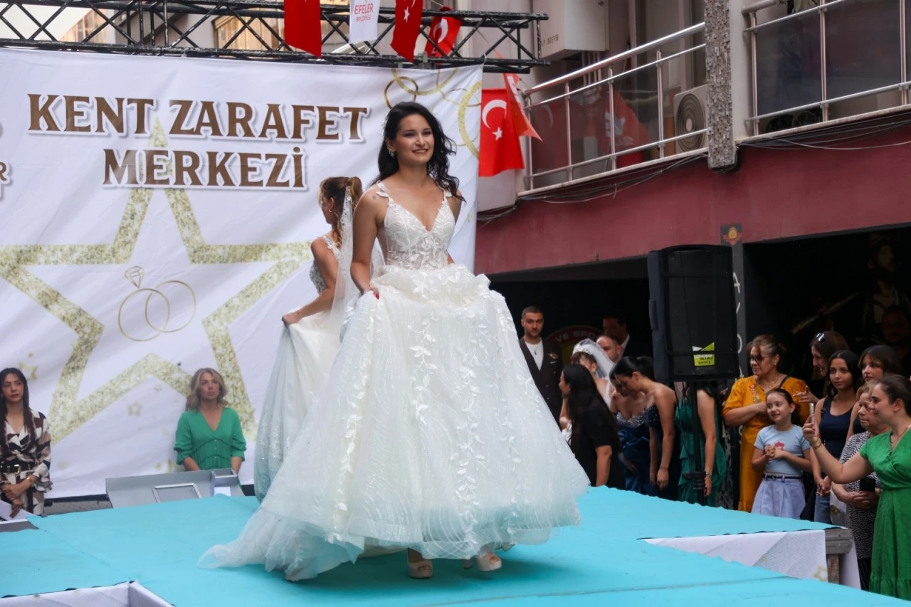 BAŞKAN YETİŞKİN’İN EVLENECEK ÇİFTLERE HEDİYESİ KENT ZARAFET MERKEZİ AÇILDI