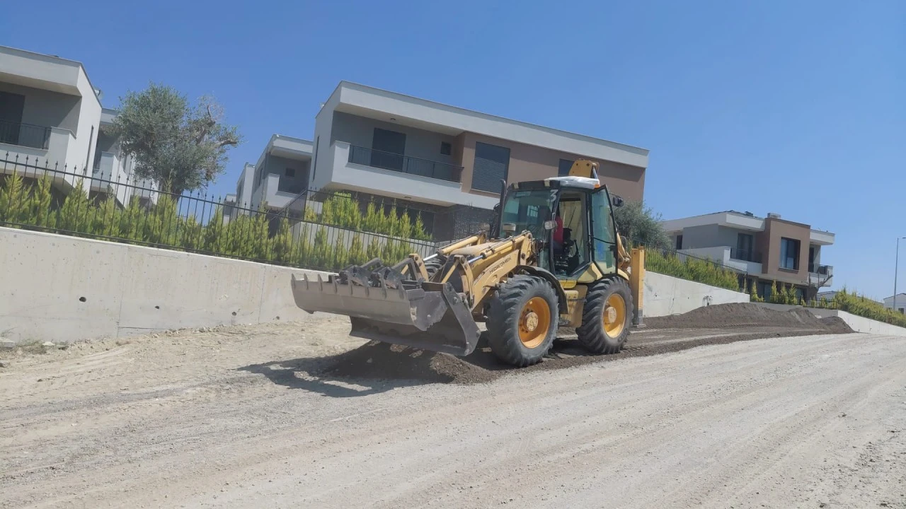 KUŞADASI BELEDİYESİ YOL YAPIM ÇALIŞMALARINA ARALIKSIZ DEVAM EDİYOR