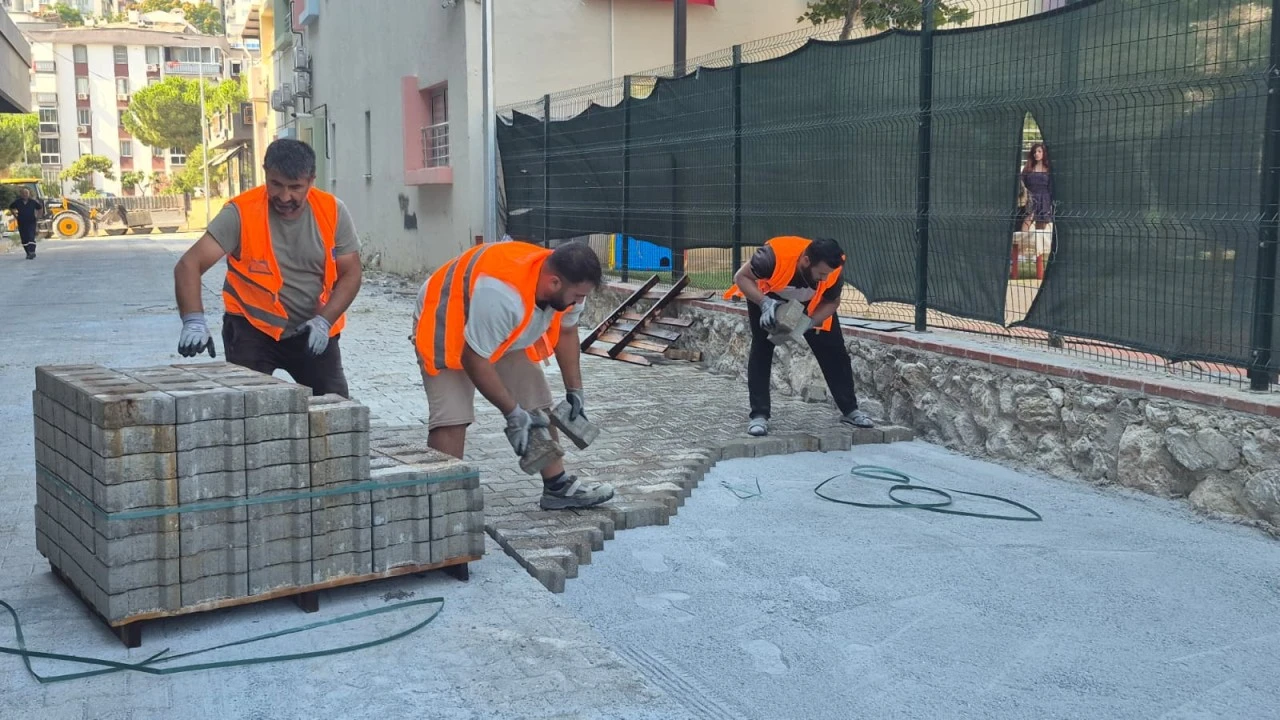 KUŞADASI BELEDİYESİ YOL YAPIM ÇALIŞMALARINA ARALIKSIZ DEVAM EDİYOR