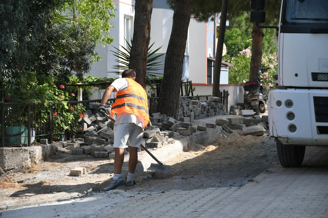 KUŞADASI BELEDİYESİ YOL YAPIM ÇALIŞMALARINA ARALIKSIZ DEVAM EDİYOR