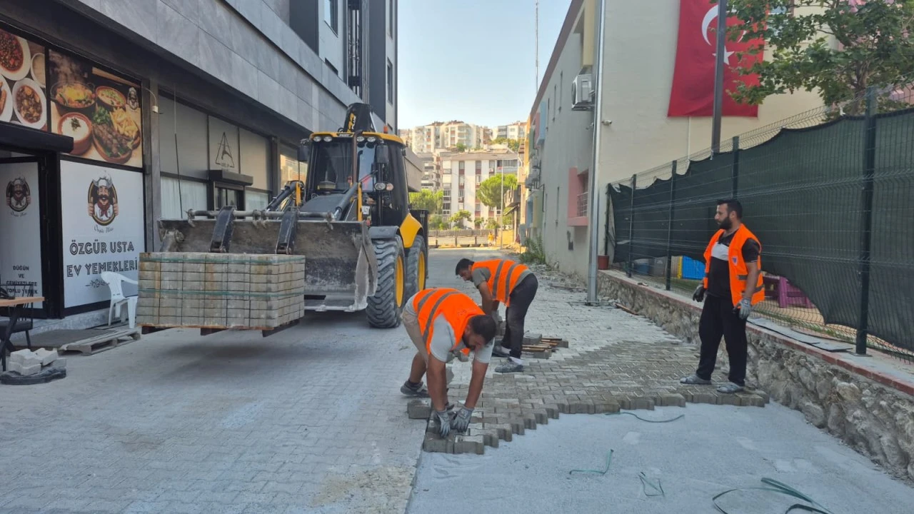 KUŞADASI BELEDİYESİ YOL YAPIM ÇALIŞMALARINA ARALIKSIZ DEVAM EDİYOR
