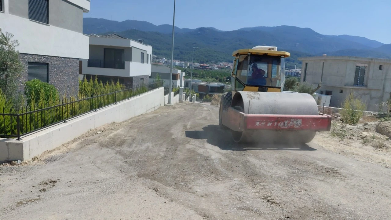 KUŞADASI BELEDİYESİ YOL YAPIM ÇALIŞMALARINA ARALIKSIZ DEVAM EDİYOR