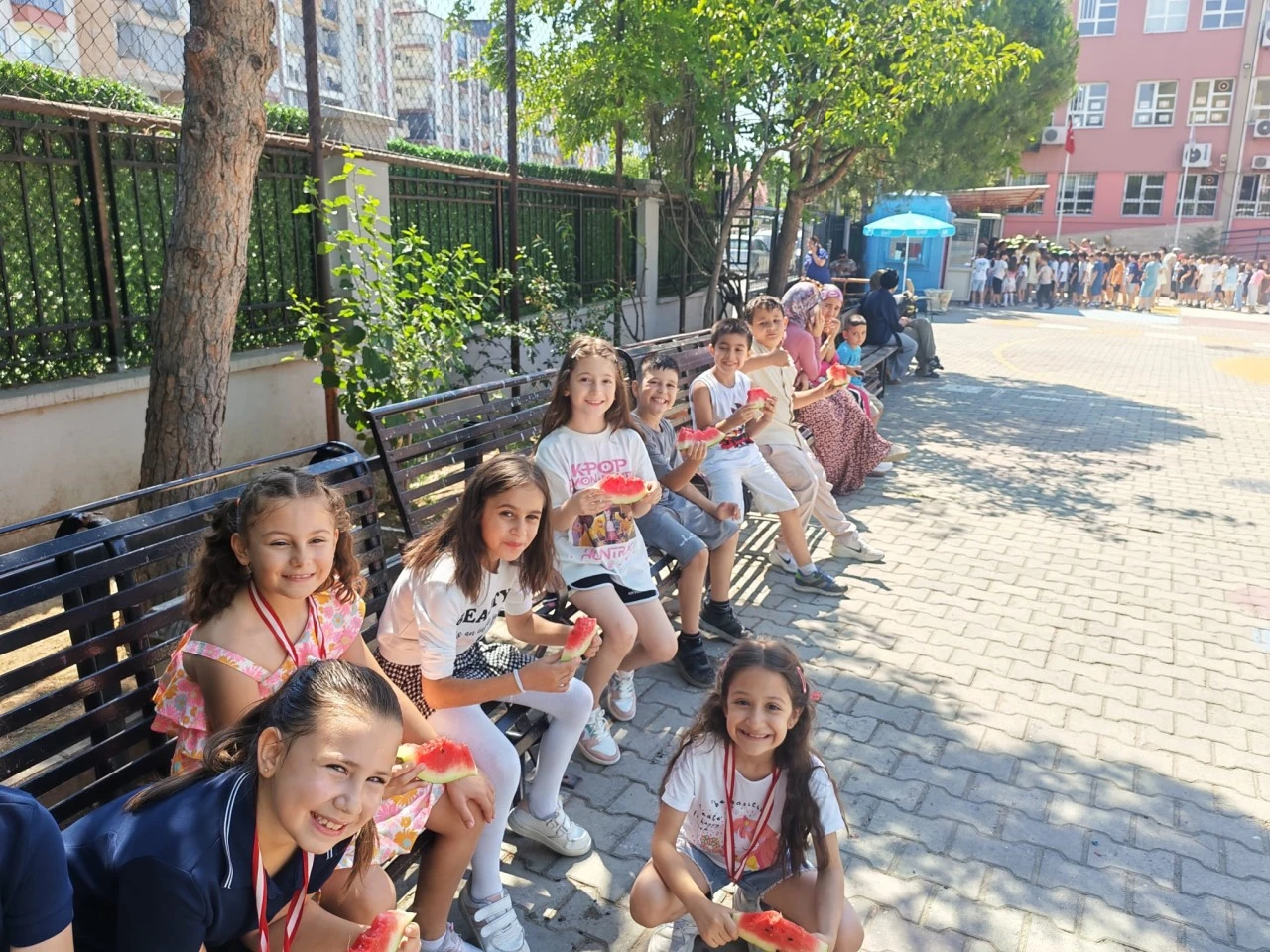 YEDİEYLÜL İLKOKULU'NDA KARNE GÜNÜNE KARPUZ ŞÖLENİ DAMGA VURDU