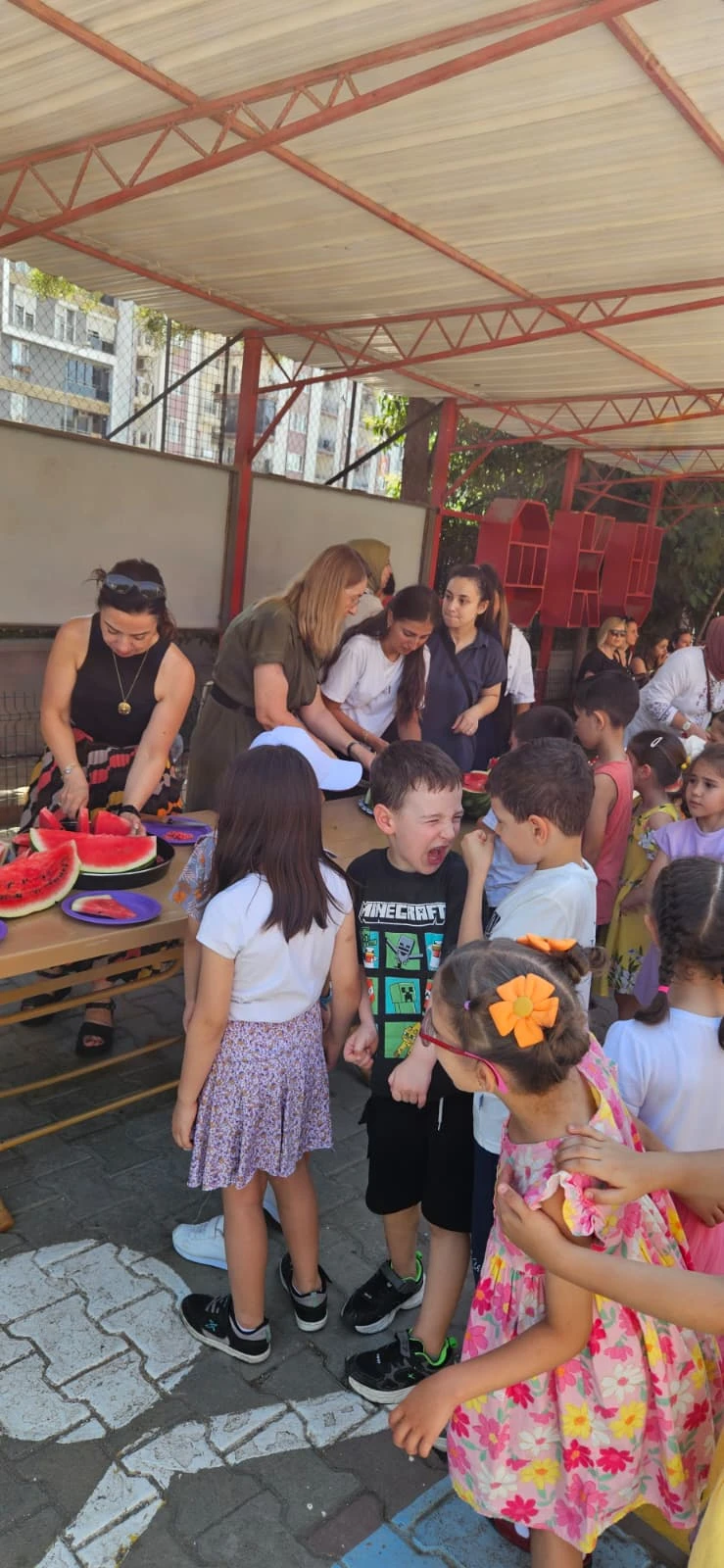 YEDİEYLÜL İLKOKULU'NDA KARNE GÜNÜNE KARPUZ ŞÖLENİ DAMGA VURDU