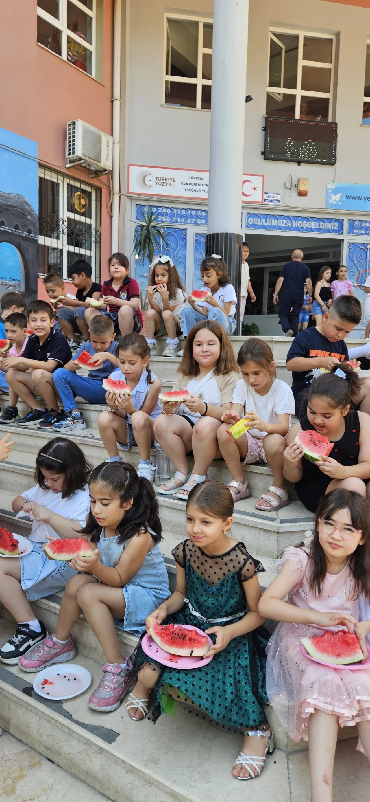 YEDİEYLÜL İLKOKULU'NDA KARNE GÜNÜNE KARPUZ ŞÖLENİ DAMGA VURDU