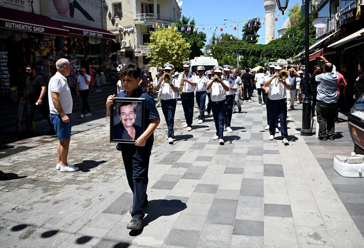KUŞADASI’NIN ESKİ BELEDİYE BAŞKANI ENGİN BERBEROĞLU SON YOLCULUĞUNA UĞURLANDI