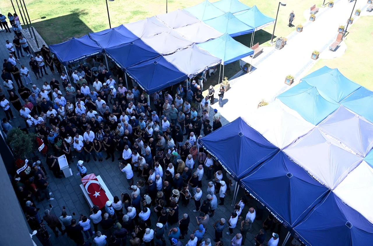 KUŞADASI’NIN ESKİ BELEDİYE BAŞKANI ENGİN BERBEROĞLU SON YOLCULUĞUNA UĞURLANDI
