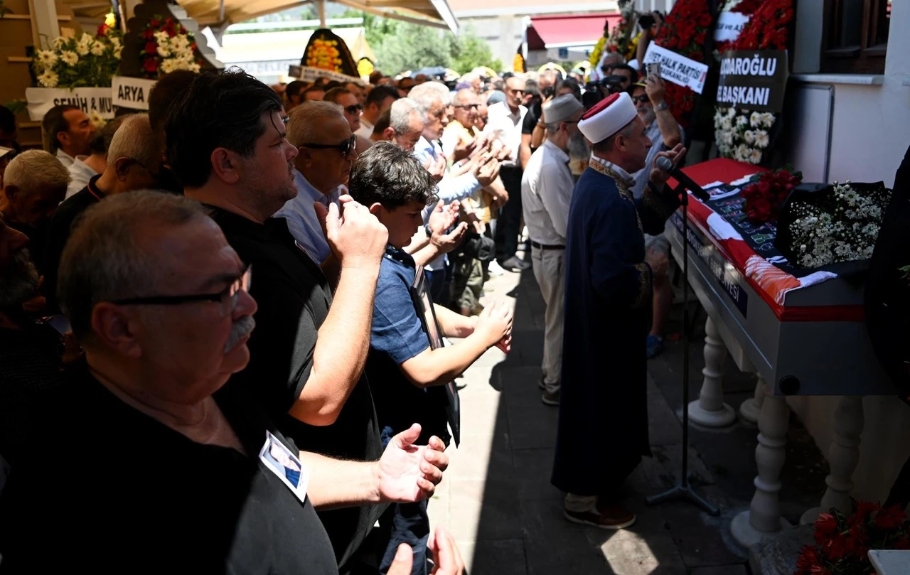 KUŞADASI’NIN ESKİ BELEDİYE BAŞKANI ENGİN BERBEROĞLU SON YOLCULUĞUNA UĞURLANDI