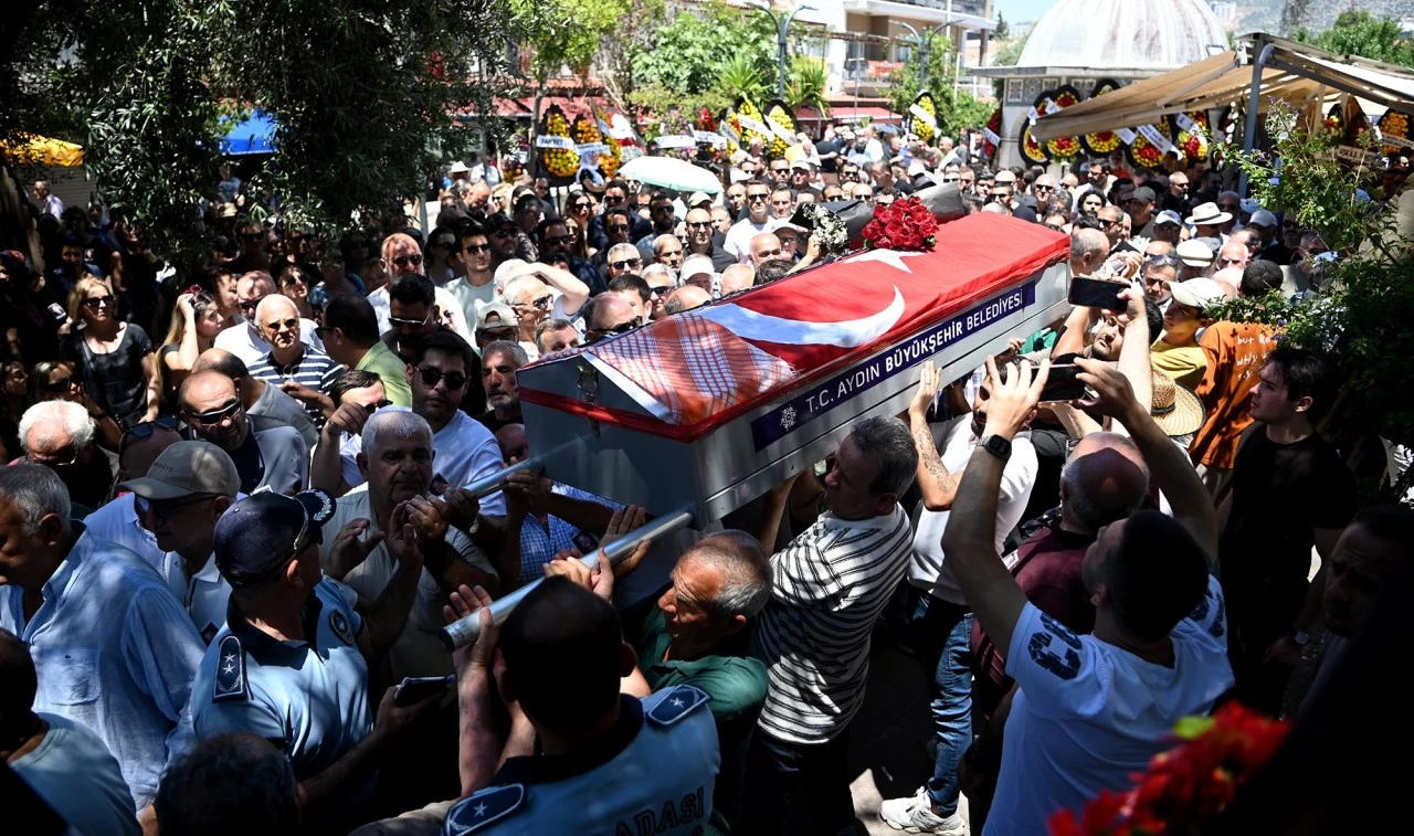 KUŞADASI’NIN ESKİ BELEDİYE BAŞKANI ENGİN BERBEROĞLU SON YOLCULUĞUNA UĞURLANDI