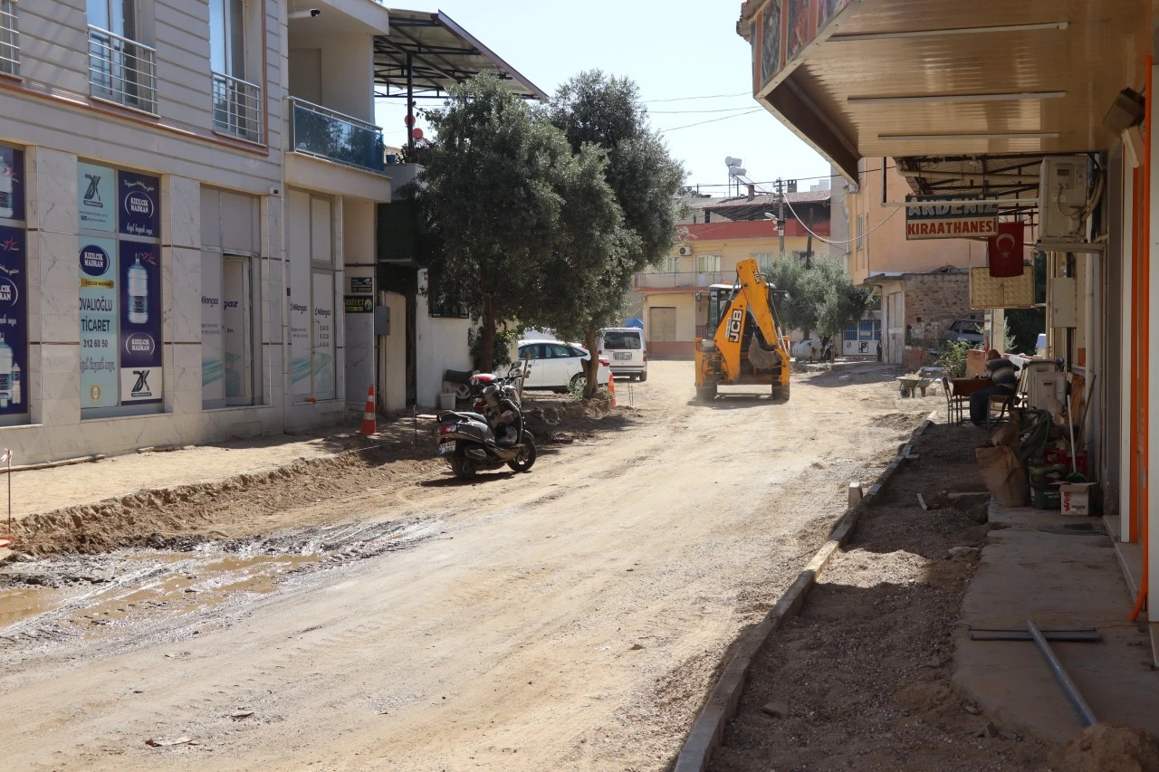 NAZİLLİ BELEDİYESİ’NDEN YOL YAPIMINDA BÜYÜK ATILIM: NAZİLLİ ŞANTİYEYE DÖNDÜ