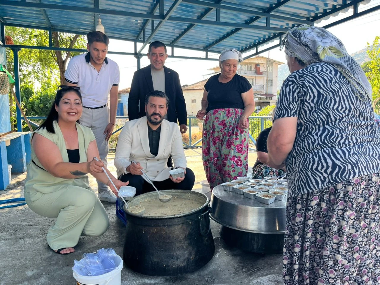 MHP AYDIN TEŞKİLATI AKÇEŞME'DE AŞURE LOKMASINDA BULUŞTU