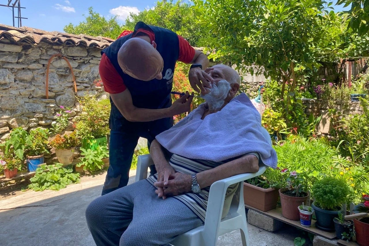 BAŞKAN ANIL YETİŞKİN’İN DAYANIŞMA PROJESİ BÜYÜMEYE DEVAM EDİYOR EVDE BAKIM HİZMETLERİNE TALEP ARTIYOR