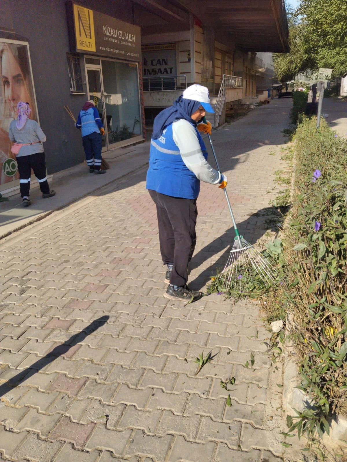 DİDİM BELEDİYESİ'NDEN KENTE ÖZENLİ DOKUNUŞ: KENDİ ÜRETİMİ ÇİÇEKLER TOPRAKLA BULUŞUYOR