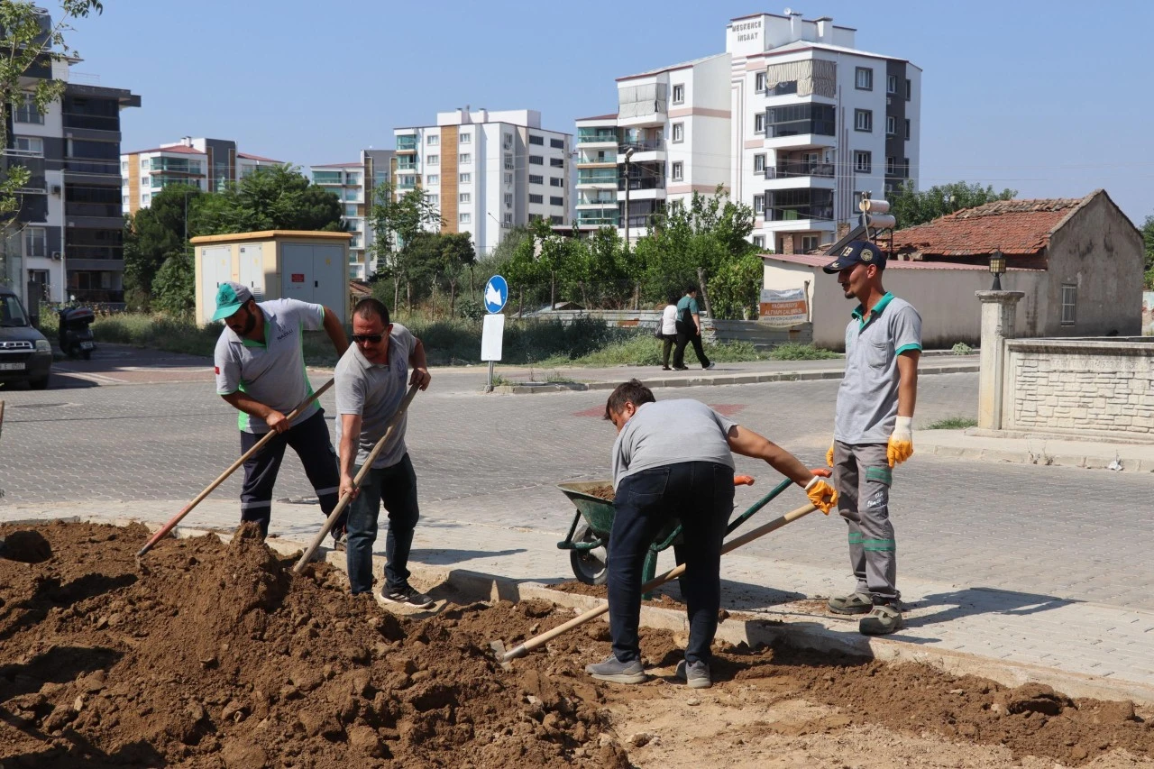 YOL, PARK, ALTYAPI ÇALIŞMALARI EŞ ZAMANLI DEVAM EDİYOR