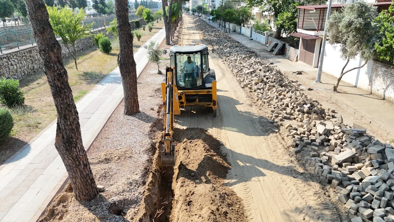 YOL, PARK, ALTYAPI ÇALIŞMALARI EŞ ZAMANLI DEVAM EDİYOR
