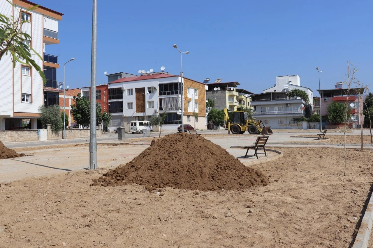 YOL, PARK, ALTYAPI ÇALIŞMALARI EŞ ZAMANLI DEVAM EDİYOR