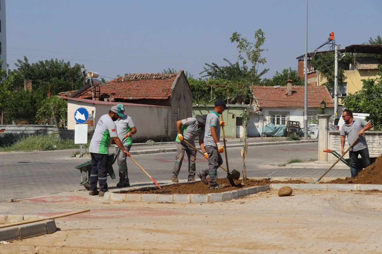 YOL, PARK, ALTYAPI ÇALIŞMALARI EŞ ZAMANLI DEVAM EDİYOR