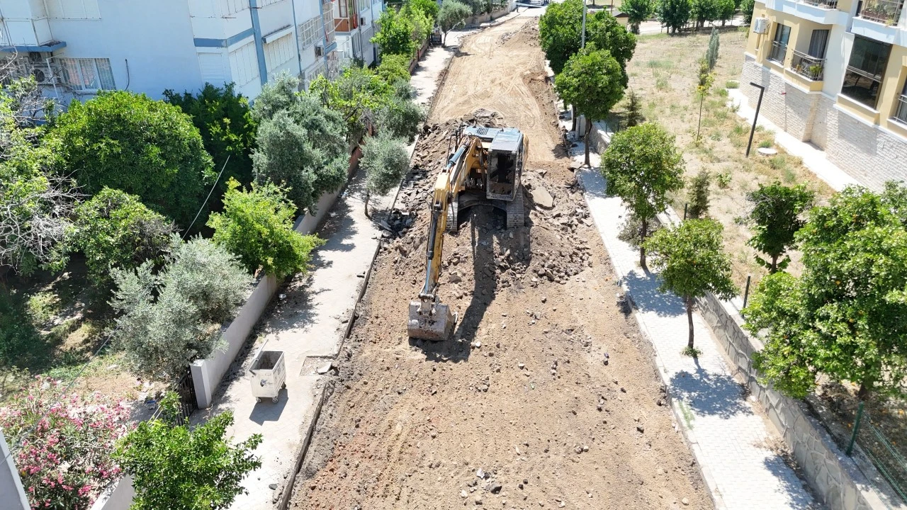 YOL, PARK, ALTYAPI ÇALIŞMALARI EŞ ZAMANLI DEVAM EDİYOR
