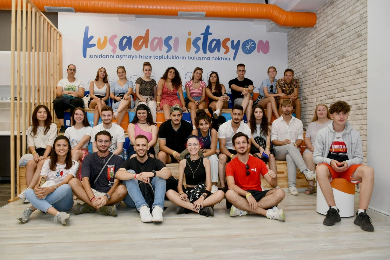 KUŞADASI BELEDİYESİ’NDEN GENÇLERE YAZ DESTEĞİ: EĞİTİM VE SOSYAL YAŞAM BİR ARADA