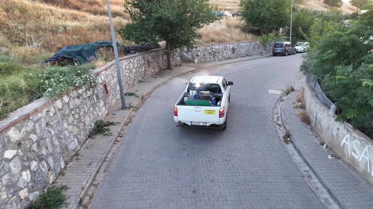 EFELER'DE İLAÇLAMA MESAİSİ HIZ KESMİYOR