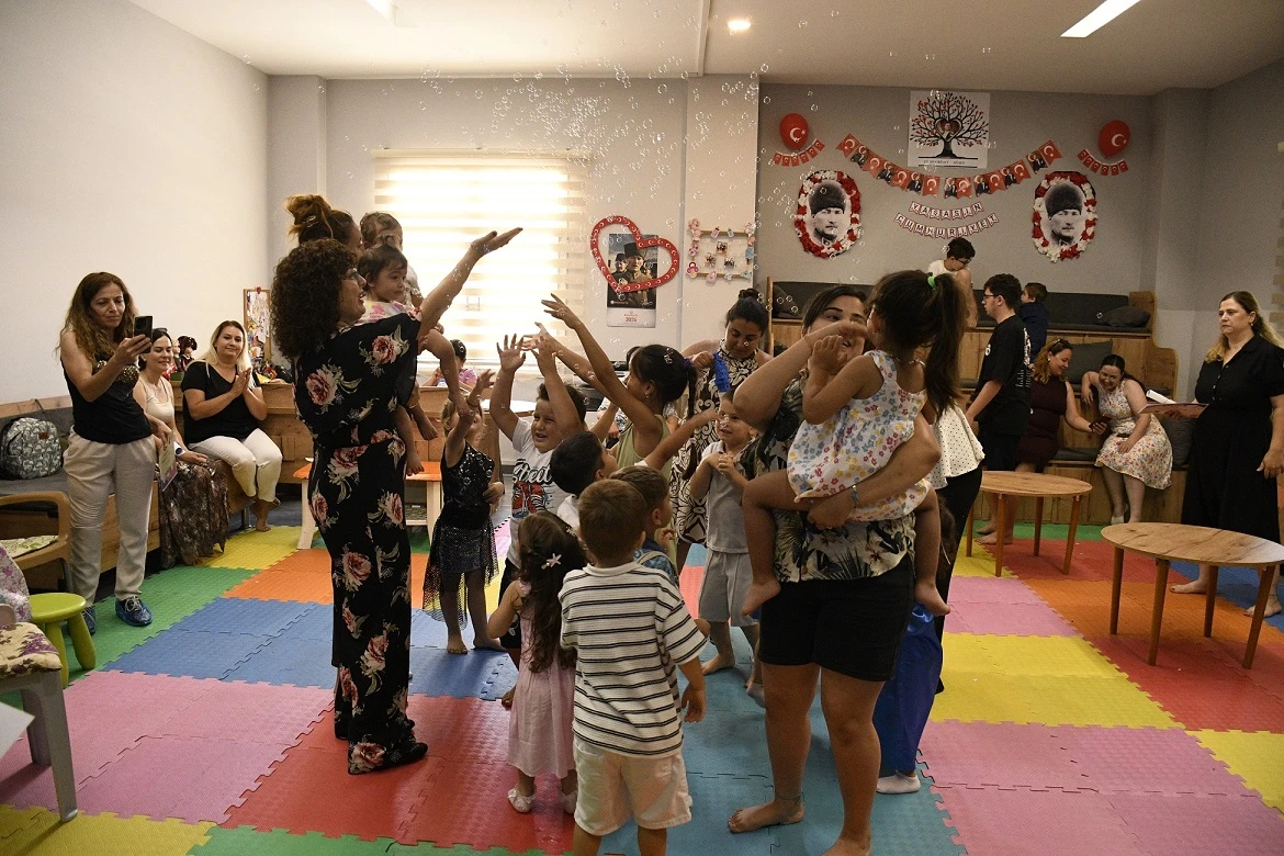 ANNE BABA ÇOCUK MERKEZİ’NDE MİNİKLERİN MEZUNİYET COŞKUSU
