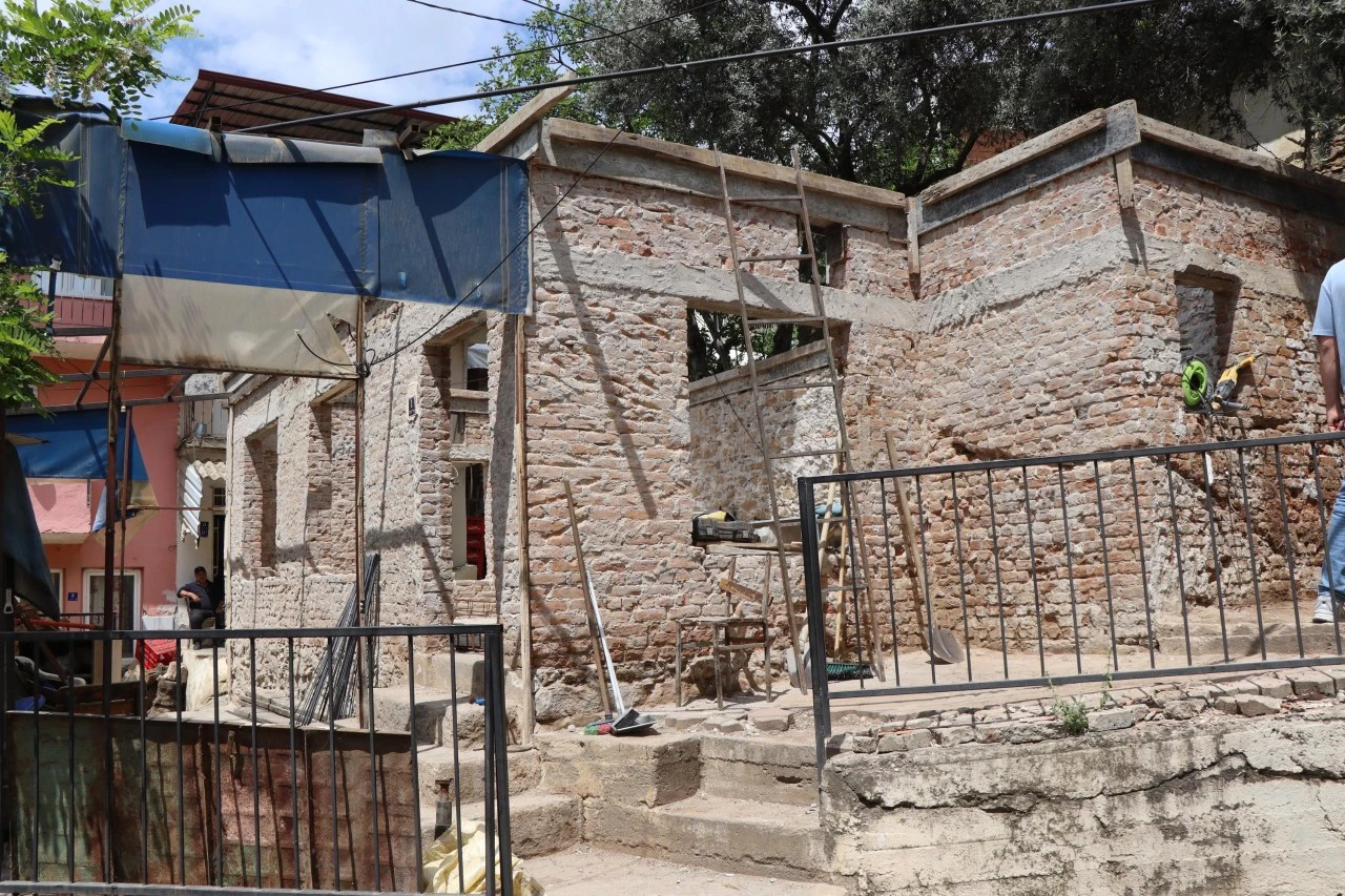 NAZİLLİ BELEDİYESİ AKSU'DA ATIL DURUMDAKİ KÖY KONAĞINI BAŞTAN SONA YENİLEDİ