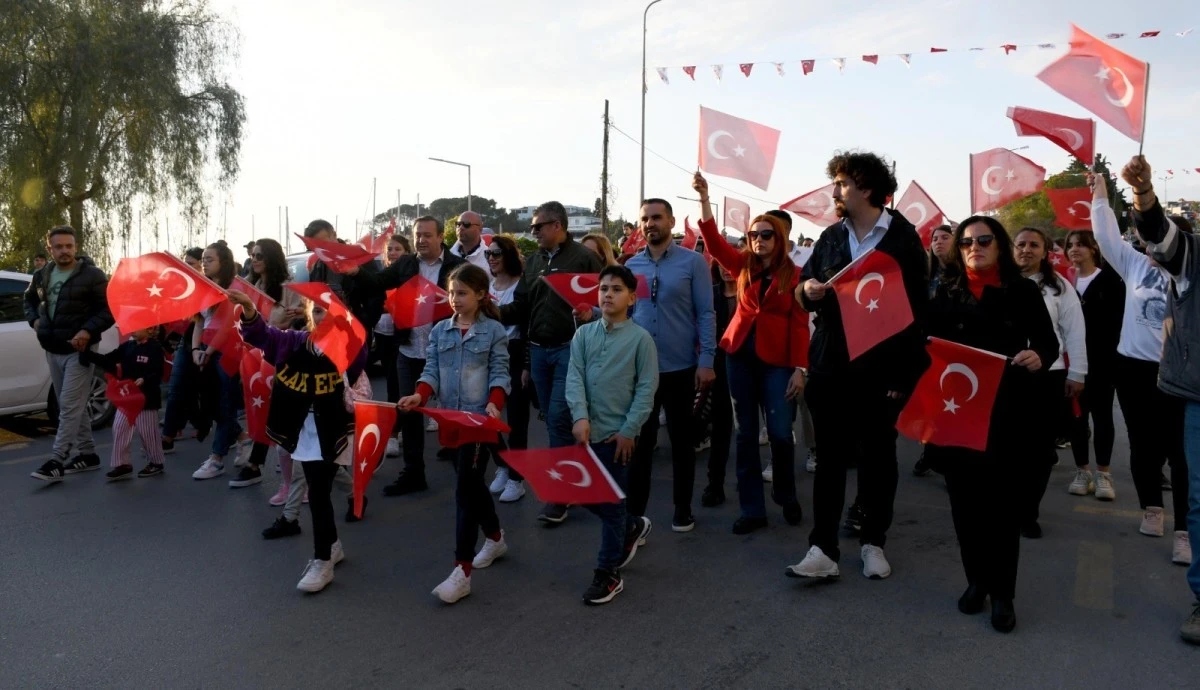 Kuşadası'nda 23 Nisan korteji renkli g&ouml;r&uuml;nt&uuml;lere sahne oldu
